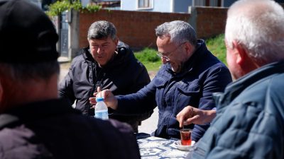 Susurluk Belediye Başkanı Hakan Yıldırım Semizel, Ümiteli Mahallesi’nde vatandaşlarla bir