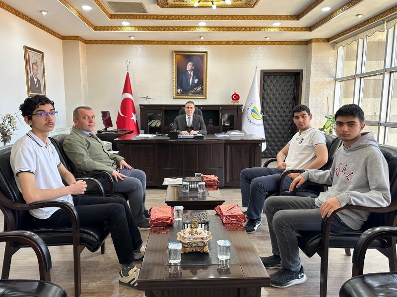 Kaymakam Memiş, bilgi yarışmasında dereceye giren öğrencileri ödüllendirdi Burhaniye Kaymakamı İlyas Memiş. Gençler arası kültür ve sanat yarışmalarında