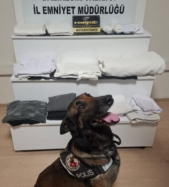 Balıkesir’de 6 kilo uyuşturucu yakalandı: 3 gözaltı Balıkesir’de narkotik ekiplerince gerçekleştirilen uyuşturucu operasyonunda 6 kilo 887 gram