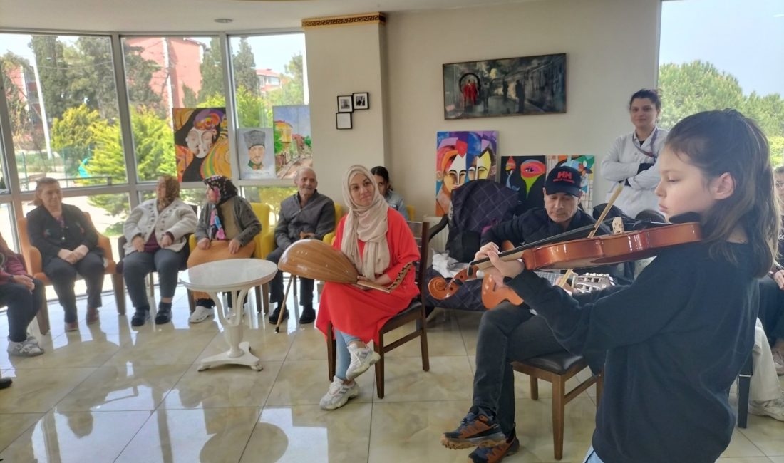 Bandırma’da küçük kalplerden büyük kalplere şarkılar Erdek Nerime Yüksel Ortaokulu öğrencileri, Bandırma Altunizade Huzurevi’nde şarkılarıyla büyüklerine