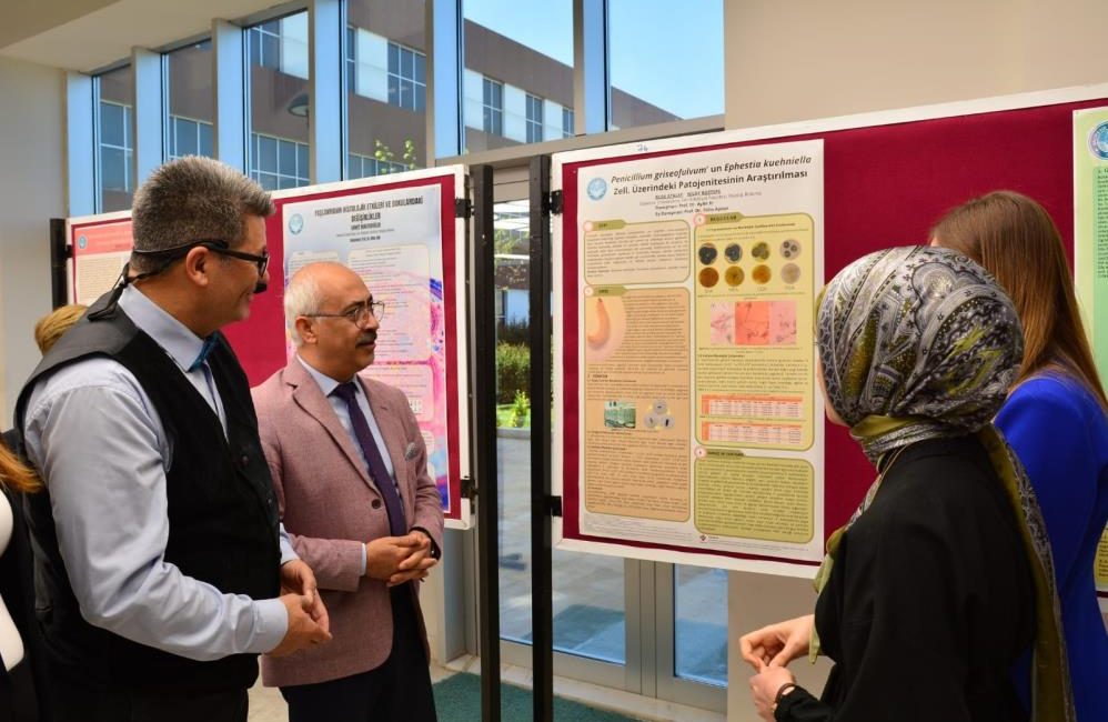 Dünya biyologlar günü coşkuyla kutlandı Dünya Biyologlar günü Balıkesir Üniversitesi Fen-Edebiyat Fakültesi, Biyoloji Bölümü tarafından