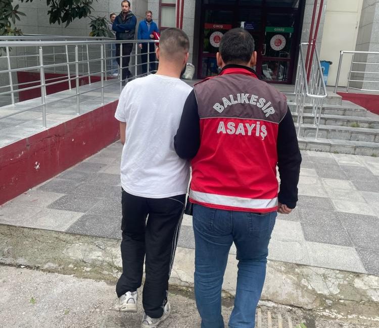 Balıkesir’de hırsızlık suçundan aranan şahıs kaçtı, kovalamaca sonucu yakalandı Balıkesir’de hırsızlık suçundan 19 yıl 7 ay hapis cezası bulunan