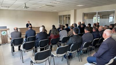 Burhaniye’de Kaymakam İlyas Memiş’in başkanlığında Muhtarlar Toplantısı yapıldı. Kaymakamlık Salonundaki