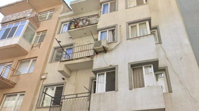 Bandırma’da bir kişi, 4. kattan beton zemine düşerek hayatını kaybetti.