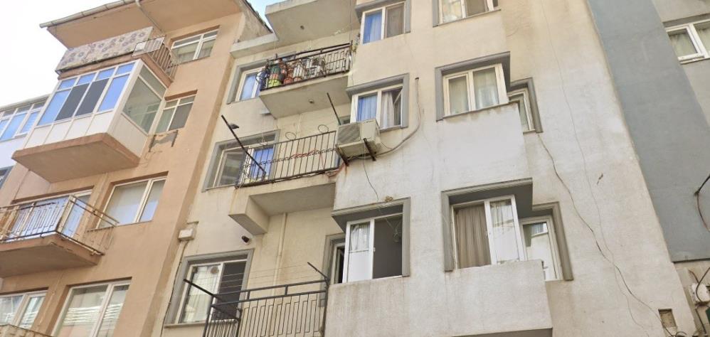 Bandırma’da bir kişi, 4. kattan beton zemine düşerek hayatını kaybetti.