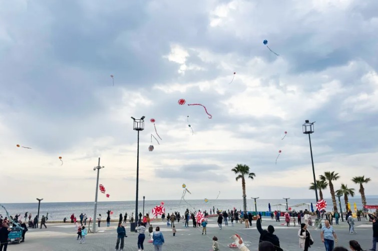 Erdek’te Uçurtma Şenliği Renkli Görüntülere Sahne Oldu 23 Nisan Ulusal Egemenlik ve Çocuk Bayramı dolayısıyla Erdek’te düzenlenen