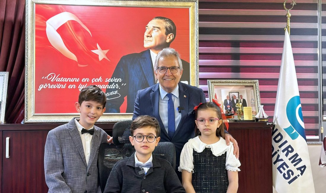Bandırma Belediyesi’nde gerçekleşen 23 Nisan etkinliğinde çocuklar başkanlık koltuğuna oturdu,