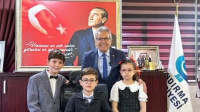 Bandırma Belediyesi’nde gerçekleşen 23 Nisan etkinliğinde çocuklar başkanlık koltuğuna oturdu,
