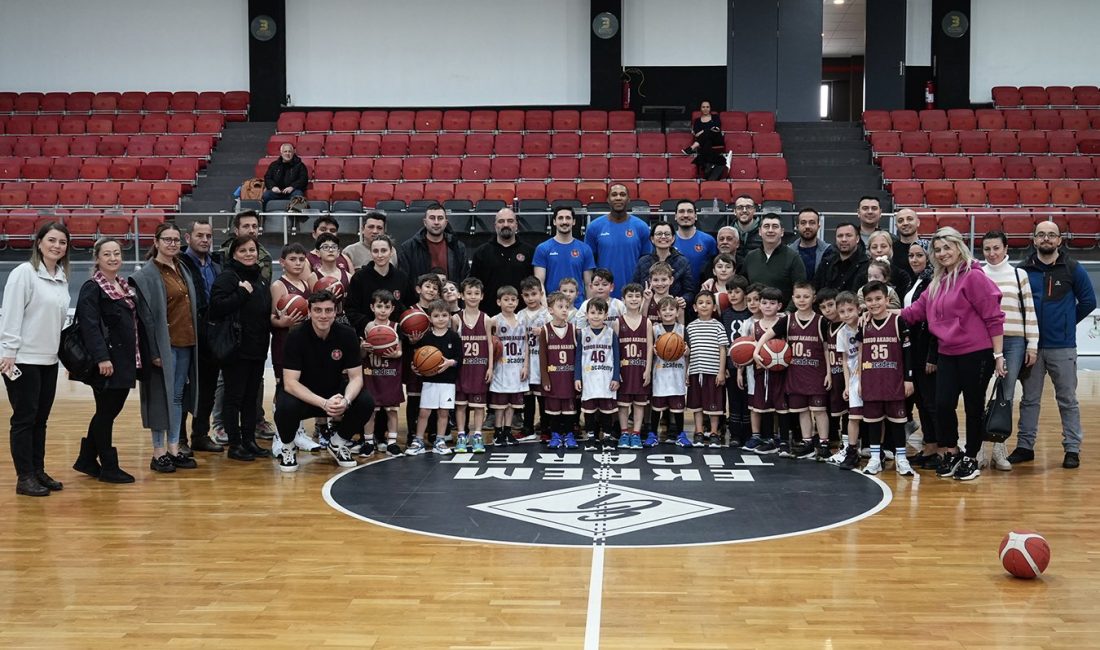 Shipeedy Lojistik Bandırma Bordo Basketbol Takımı’nın oyuncuları Emir Adıgüzel, Erkin