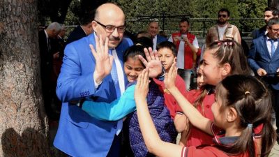 Balıkesir Valisi İsmail Ustaoğlu, Edremit ilçesine gerçekleştirdiği ziyaret kapsamında bir