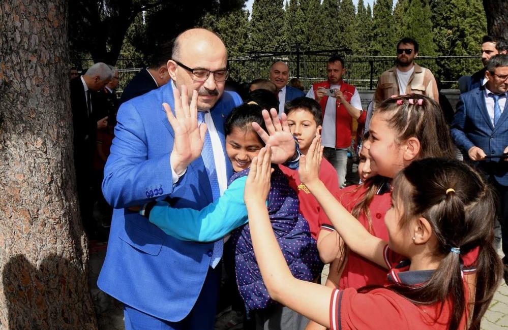 Vali Ustaoğlu’ndan Edremit’e ziyaret Balıkesir Valisi İsmail Ustaoğlu, Edremit ilçesine gerçekleştirdiği ziyaret kapsamında bir