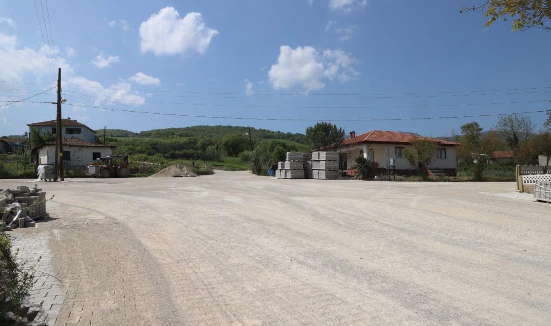 Gönen Belediye Başkanı İbrahim Palaz, Karaağaçalan Mahallesi’nde sürdürülen yol çalışmalarını