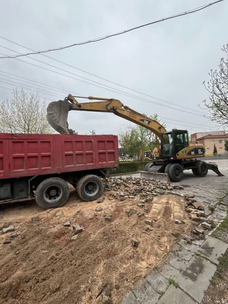 Gönen Belediyesi, parke taş döşeme ve temizlik çalışmalarını sürdürürken, sokak
