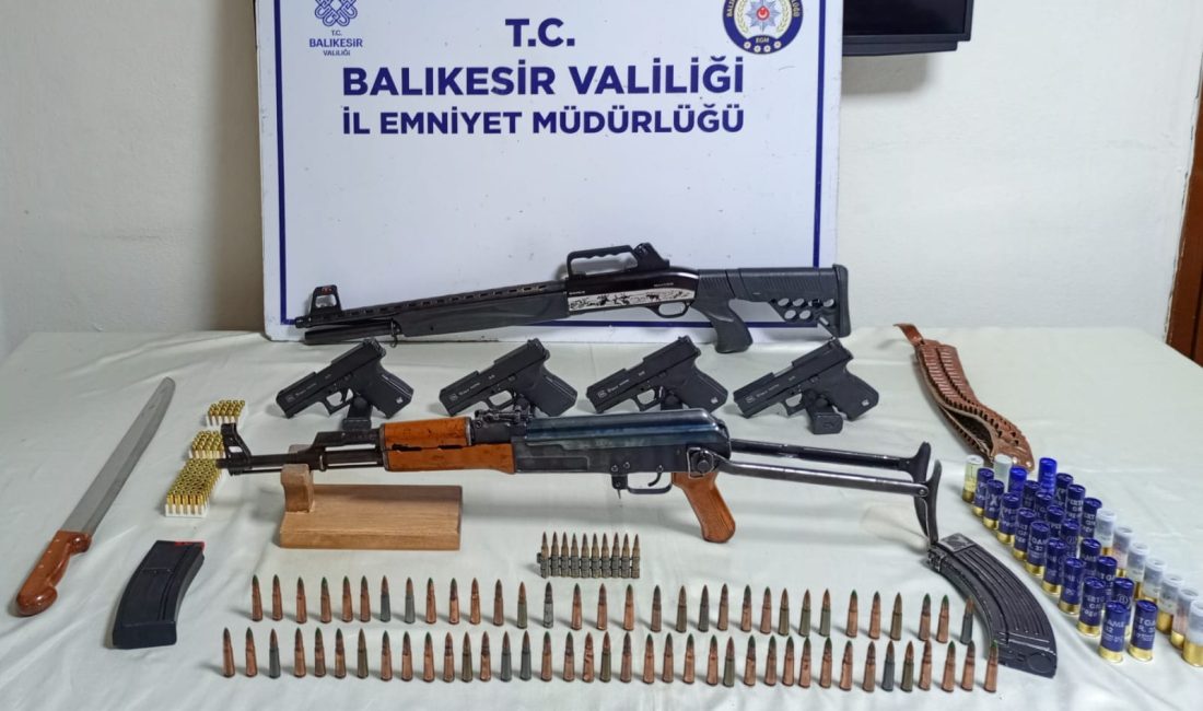 Bandırma KOM ekipleri tarafından gerçekleştirilen operasyonda uzun namlulu silahlar, tabancalar