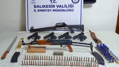 Bandırma KOM ekipleri tarafından gerçekleştirilen operasyonda uzun namlulu silahlar, tabancalar