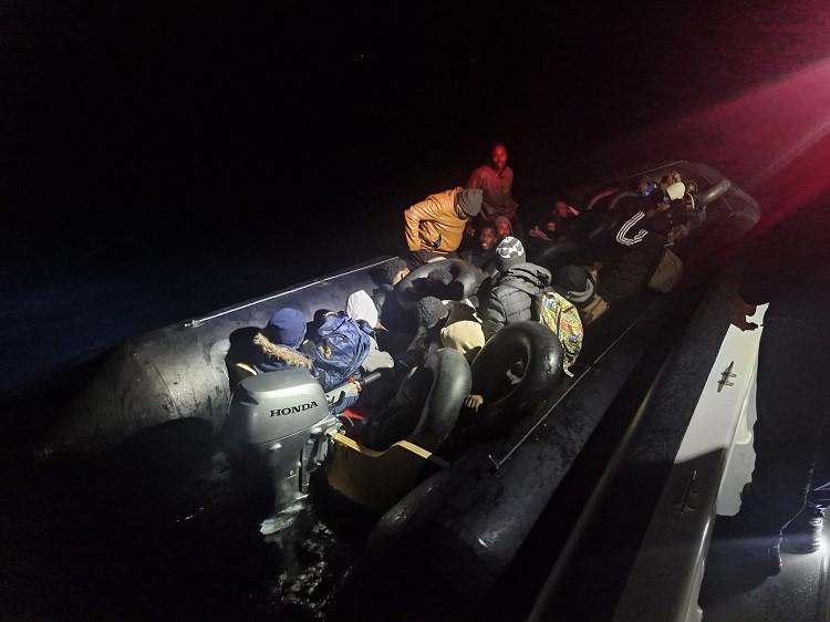Ayvalık açıklarında 35 düzensiz göçmen Sahil Güvenlik’ten kaçamadı Ayvalık’ta yasa dışı yollarla Yunanistan’ın Midilli Adası’na gitmek isteyen 2’si