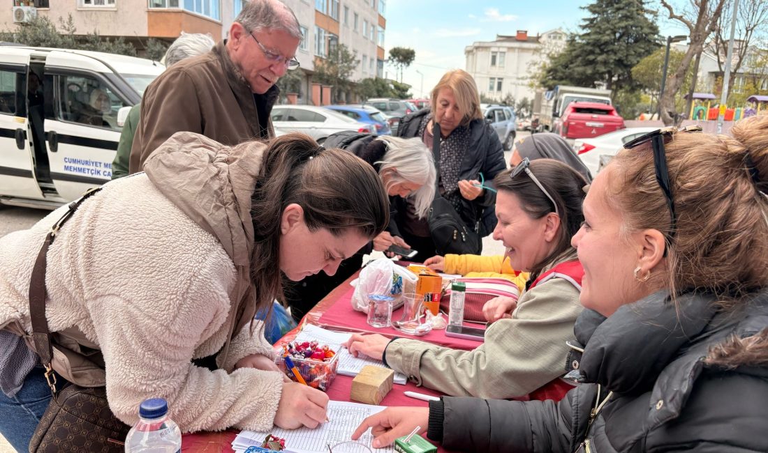 CHP’nin Bandırma’da imza kampanyası devam ediyor Ekrem İmamoğlu’nun tutukluluk halinin sonlandırılması ve erken seçim talebi olarak