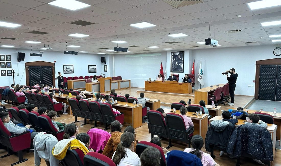 Başkan Mirza, öğrencilerle yerel yönetimi konuştu Bandırma Belediye Başkanı Dursun Mirza, “Yerel Yönetim” dersleri kapsamında