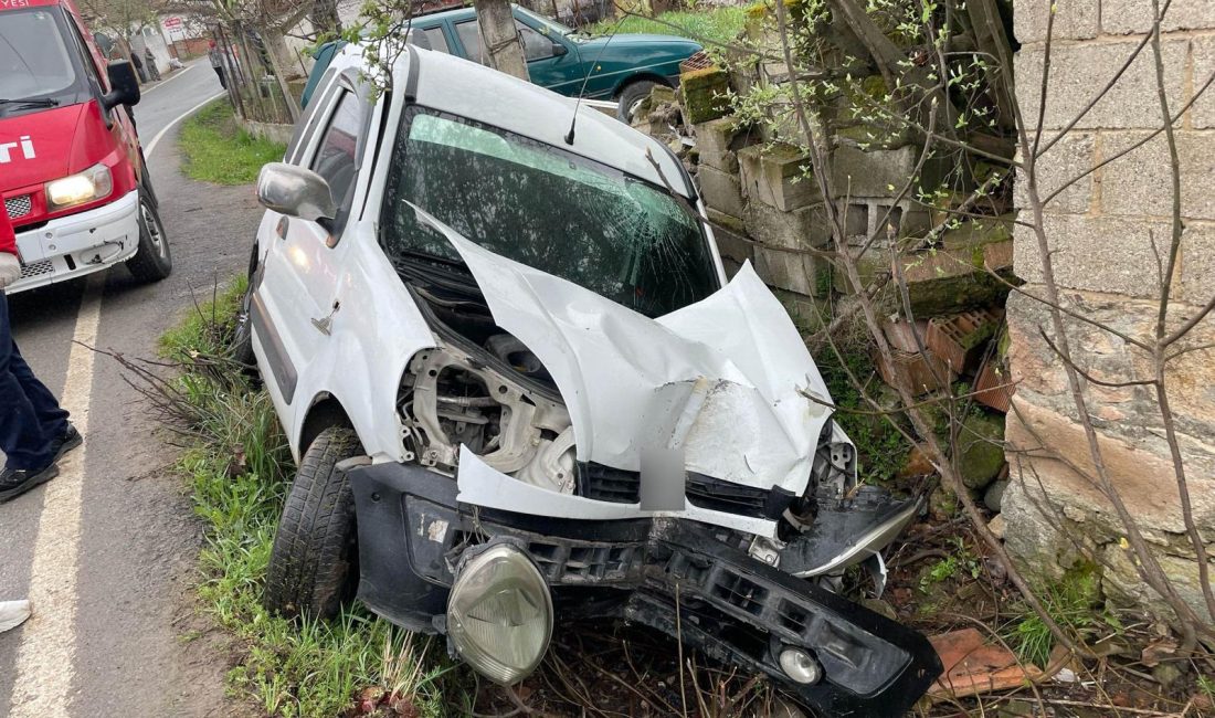 Balıkesir’de şarampole uçan otomobilin sürücüsü yaralandı Balıkesir’de kontrolden çıkarak şarampole uçan otomobilin sürücüsü yaralandı. Olay, İvrindi