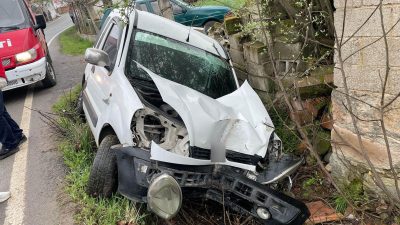 Balıkesir’de kontrolden çıkarak şarampole uçan otomobilin sürücüsü yaralandı. Olay, İvrindi