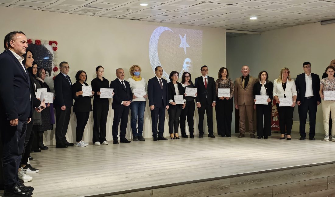 Bandırma’da kadın kaynakçılar eğitimini başarıyla tamamladı Bandırma’da kadınlara yönelik açılan çelik kaynakçılığı kursunu başarıyla tamamlayan 23