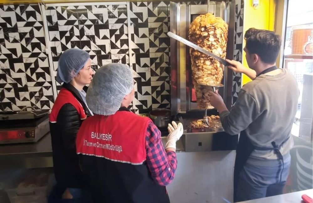 Balıkesir’de döner satış noktaları denetlendi Edremit’te döner satışı yapan toplu tüketim işletmeleri, İl Tarım ve