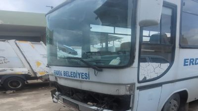 Erdek’te belediyeye ait personel aracı, iddiaya göre kontak anahtarı üzerinde