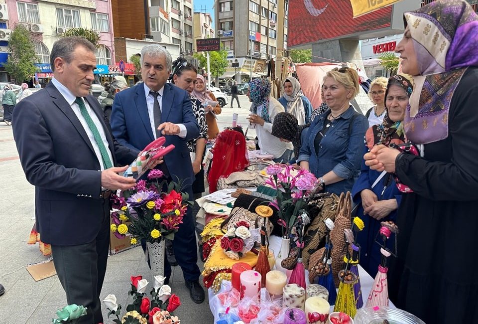 Kaymakam Memiş, yılsonu sergisini ziyaret etti Burhaniye Kaymakamı İlyas Memiş, Kaymakamlık Sosyal Yardımlaşma ve Dayanışma Vakfı