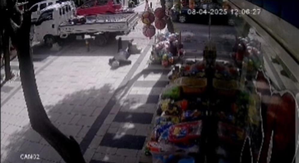 Günaydın Mahallesi İstiklal Caddesi’nde kaldırıma yerleştirilen dekoratif bordür taşı, vatandaşların