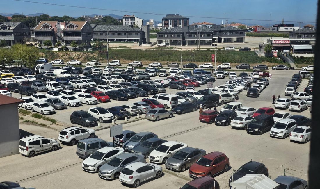 Bandırma Eğitim ve Araştırma Hastanesi’nin otoparkında yaşanan kapasite yetersizliği, çevre
