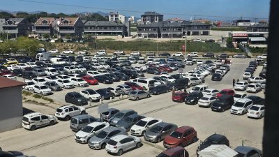 Bandırma Eğitim ve Araştırma Hastanesi’nin otoparkında yaşanan kapasite yetersizliği, çevre