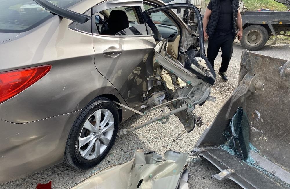 Ayvalık’ta iş makinesi ile otomobilin çarpıştığı kazada hamile bir kadın