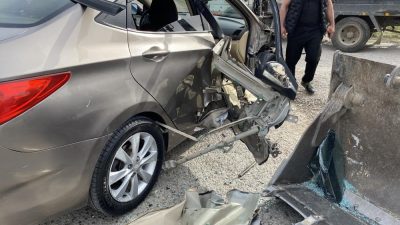 Ayvalık’ta iş makinesi ile otomobilin çarpıştığı kazada hamile bir kadın