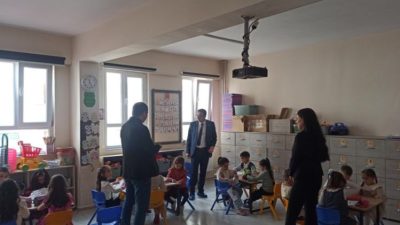 Bandırma İlçe Milli Eğitim Müdürü Mutlu Aslan, anasınıfı öğrencileriyle bir