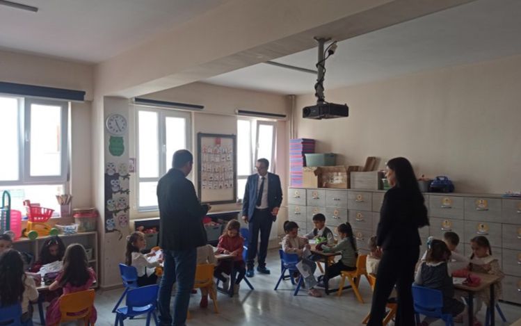 Bandırma İlçe Milli Eğitim Müdürü Mutlu Aslan, anasınıfı öğrencileriyle bir