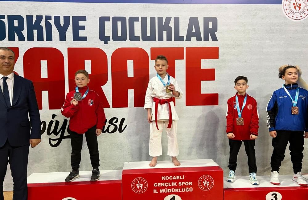 Manyas Belediyespor’un 4 sporcusu milli takım kadrosuna seçildi Manyas Belediyespor Karate Takımı, Kocaeli’de düzenlenen Türkiye Şampiyonası’nda başarıya imza