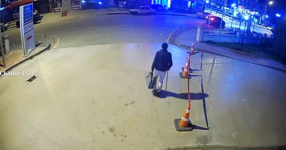 Dolandırıcılara 7 milyon lirasını kaptırdı Balıkesir’de 82 yaşındaki bir şahıs, kendisini ‘polis ve savcı’ olarak