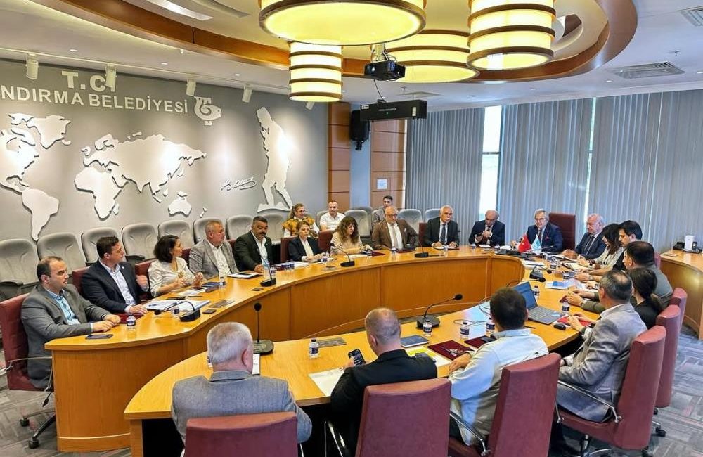 Bandırma Belediye Başkanı Dursun Mirza, geleceğe yönelik yeni projeleri değerlendirdi Bandırma Belediye Başkanı Dursun Mirza, Başkan Yardımcıları Cemal Adıgüzel, Niyazi