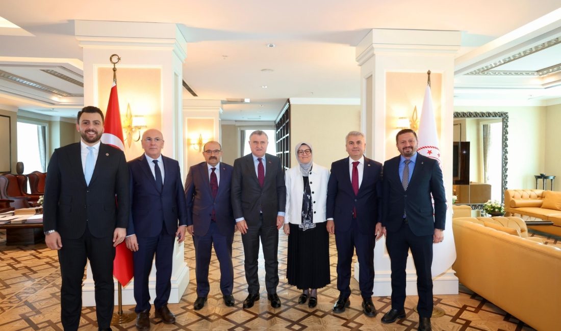 Balıkesir Valisi İsmail Ustaoğlu ve milletvekillerinden oluşan heyet, devam eden