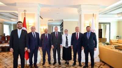 Balıkesir Valisi İsmail Ustaoğlu ve milletvekillerinden oluşan heyet, devam eden