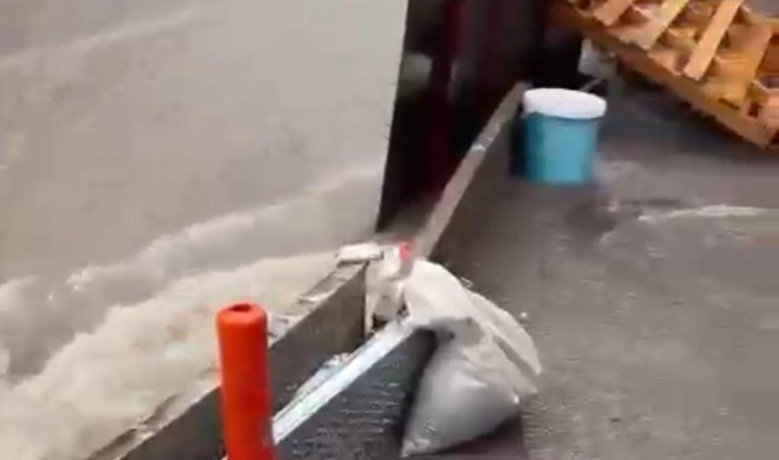 Bandırma’da sağanak yağış sele neden oldu… Bandırma’da etkili olan sağanak yağış, hayatı olumsuz etkiledi. Yoğun yağış