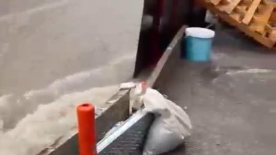 Bandırma’da etkili olan sağanak yağış, hayatı olumsuz etkiledi. Yoğun yağış