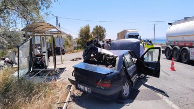Ayvalık’ta 4 aracın karıştığı zincirleme trafik kazasında 4 kişi yaralandı.