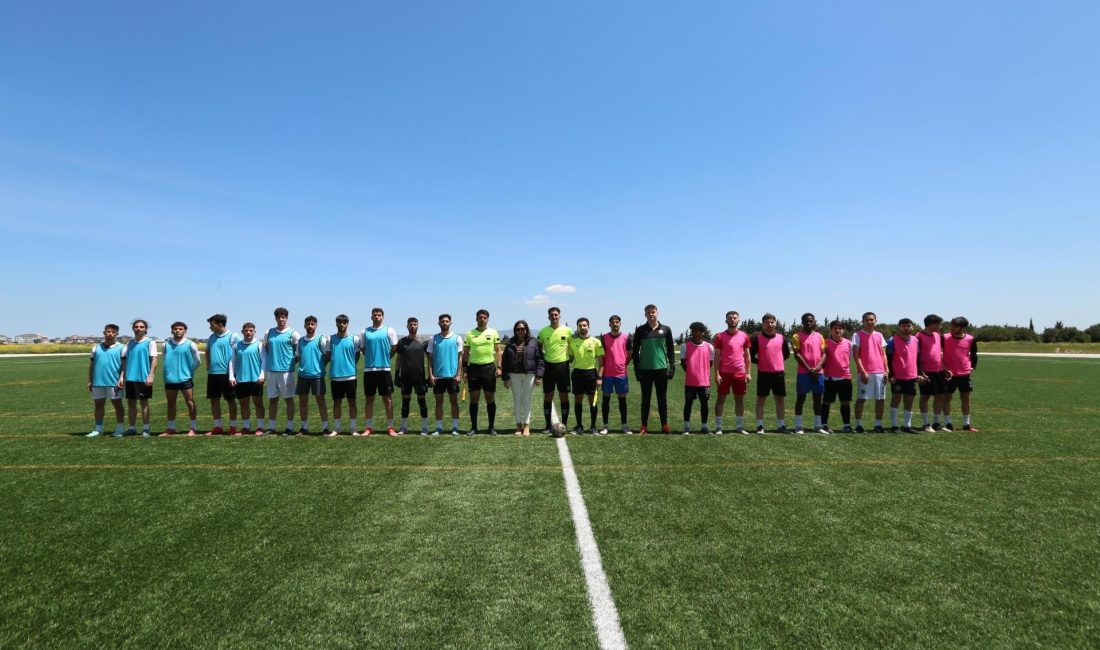 BANÜ’de futbol turnuva şampiyonu iktisadi bölümü öğrencileri Bandırma Onyedi Eylül Üniversitesi’nde gerçekleştirilen futbol turnuvasında şampiyon İktisadi ve