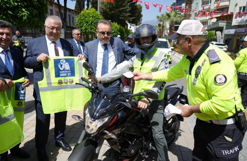 Edremit’te motosiklet sürücülerine reflektif yelek dağıtıldı Edremit İlçe Emniyet Müdürlüğü İlçe Trafik Denetleme Amirliği tarafından hazırlanan