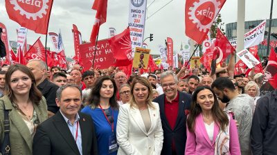 Ekrem İmamoğlu’nun tutuksuz yargılanması çağrısıyla CHP tarafından düzenlenen mitinglerin Bursa