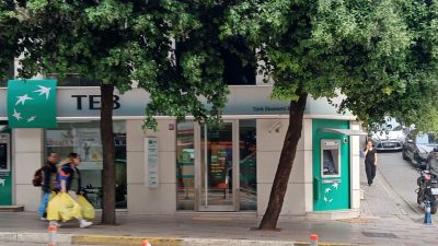 Erdem ÖZCAN İSMET İnönü Caddesi Odaman Otel önündeki bir ağaç