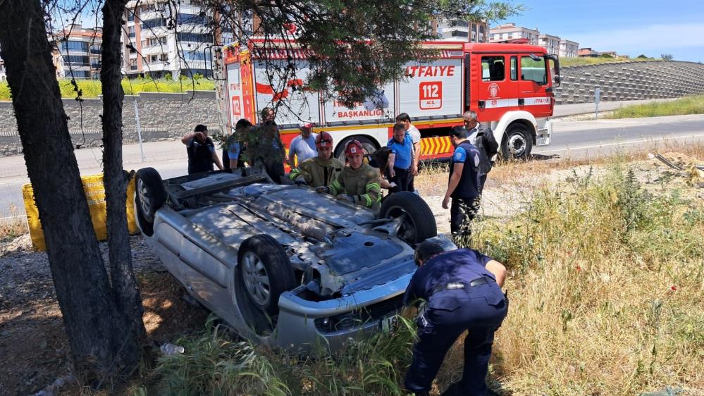 Altıeylül’de meydana gelen tek taraflı trafik kazasında takla atan otomobilde
