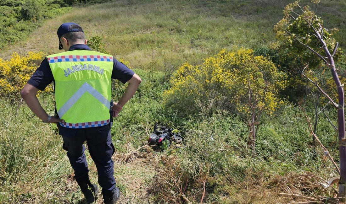 Erdek’te motosiklet direksiyon hakimiyetini kaybetti Bandırma-Erdek karayolunda 10 AOF 903 plakalı motosiklet sürücüsü, tek taraflı