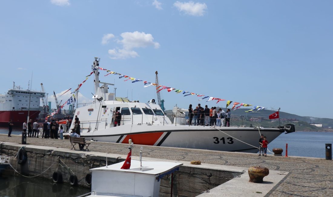 19 Mayıs kutlamaları kapsamında Bandırma Limanı’na demirleyen Sahil Güvenlik botu